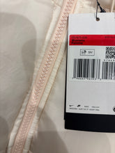 Charger l'image dans la galerie, 🤍 Longue Doudoune Nike Femme – Beige Rosé – Neuve avec étiquette 🤍 Taille XS / XL