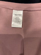 Charger l'image dans la galerie, ✨ T-shirt Calvin Klein – Rose Poudre ✨ Taille S