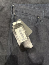 Charger l'image dans la galerie, 👖✨ Jeans Emporio Armani Homme – Neuf avec Étiquette ✨👖 Taille 40