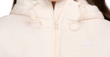 Charger l'image dans la galerie, 🤍 Longue Doudoune Nike Femme – Beige Rosé – Neuve avec étiquette 🤍 Taille XS / XL