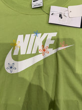 Charger l'image dans la galerie, 💚 T-shirt Nike Femme – Vert – Neuf avec étiquette 💚 Taille S et M