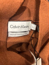 Charger l'image dans la galerie, 🤎 Pull Calvin Klein – Marron – Taille XL – Neuf avec étiquette 🤎