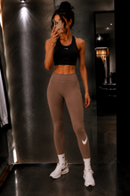 Charger l'image dans la galerie, 🤎 Legging Nike Femme – Marron – Taille XS – Neuf avec étiquette 🤎