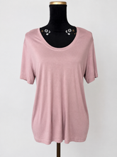 Charger l'image dans la galerie, ✨ T-shirt Calvin Klein – Rose Poudre ✨ Taille S