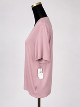 Charger l'image dans la galerie, ✨ T-shirt Calvin Klein – Rose Poudre ✨ Taille S