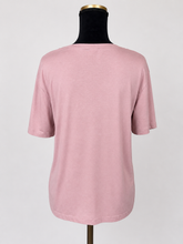 Charger l'image dans la galerie, ✨ T-shirt Calvin Klein – Rose Poudre ✨ Taille S
