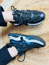 Charger l'image dans la galerie, Baskets noires a lacets