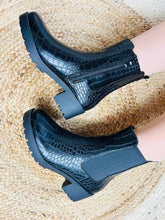 Charger l'image dans la galerie, Bottines noires brillante croco