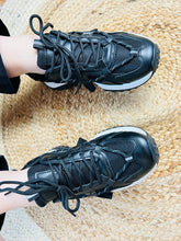 Charger l'image dans la galerie, Baskets noires a lacets