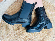 Charger l'image dans la galerie, Bottines noires brillante croco