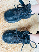 Charger l'image dans la galerie, Baskets noires a lacets