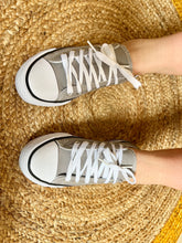 Charger l'image dans la galerie, Baskets basse à lacets grise