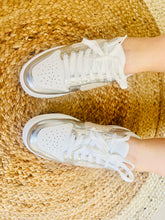 Charger l'image dans la galerie, Baskets blanche et argenté à lacets