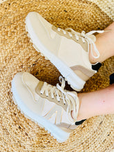 Charger l'image dans la galerie, Baskets beige à lacets