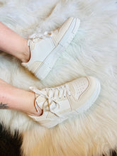 Charger l'image dans la galerie, Baskets beige à lacets