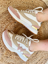 Charger l'image dans la galerie, Baskets beige, dore et rose à lacets