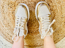 Charger l'image dans la galerie, Baskets beige et dore à lacets